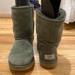 Green classic short uggs